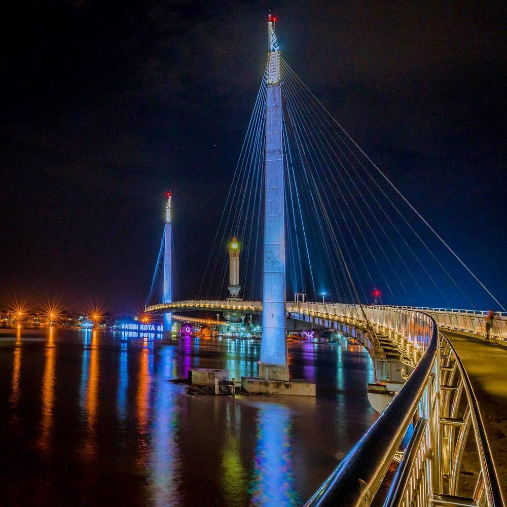 Jembatan menuju Menara Gentala Arasy di kala malam.