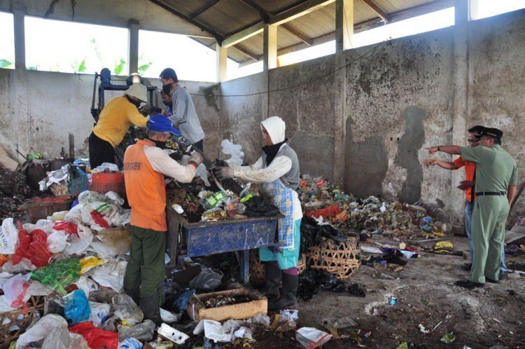 Pemerintah dan masyarakat harus bersatu mengatasi masalah sampah