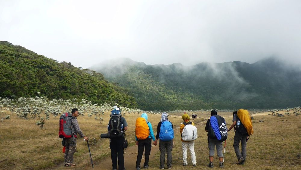 Sebelum Sok-sokan Mau Mendaki Gunung Gede, Ada 8 Fakta Ini yang Harus Kamu Ketahui!