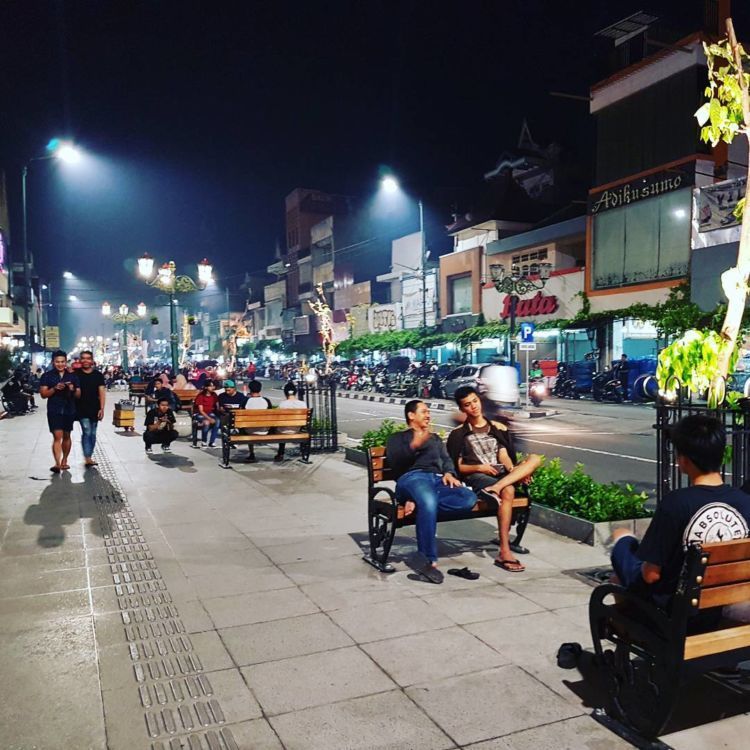 pedestrian dengan jalur untuk difabel