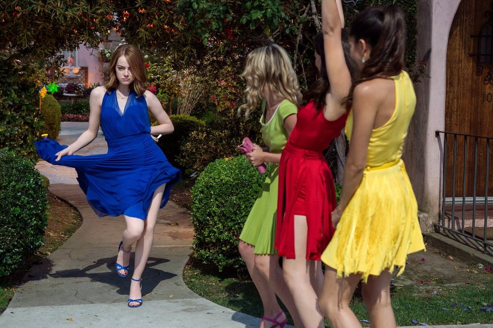 12 Gaya Style Feminin yang Apik a la Emma Stone di Film La La Land. Memanjakan Mata Banget!