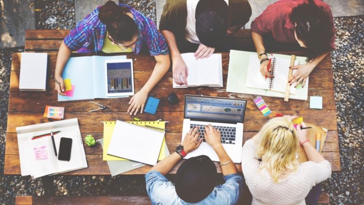 Teman kerja sekaligus teman kantor