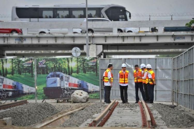 Jokowi meninjau proyek kereta bandara