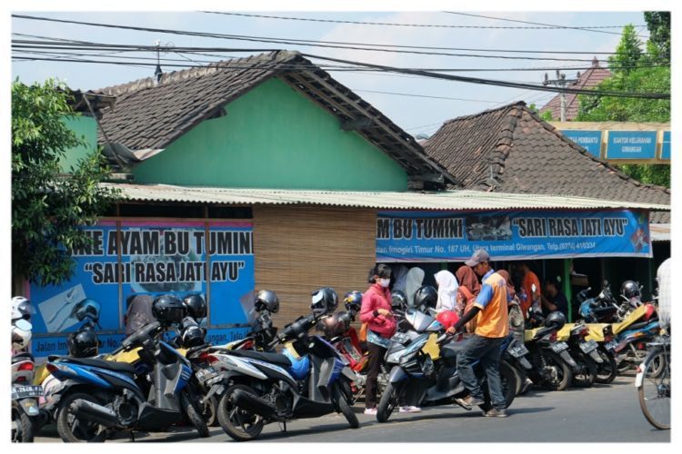 warungnya selalu ramai