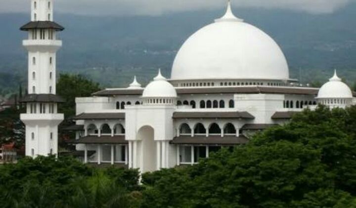 4 Alasan Mengapa Kamu Sebaiknya Shalat di Masjid