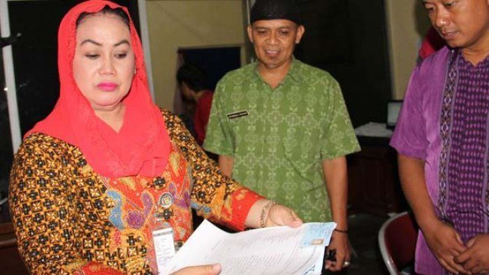 Menikah Adalah Soal Berjuang Bersama, Tapi Nggak Kayak Pasangan Bupati Klaten Ini Juga Kali