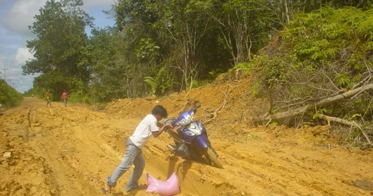 jalanan yang harus dilalui warga setiap harinya