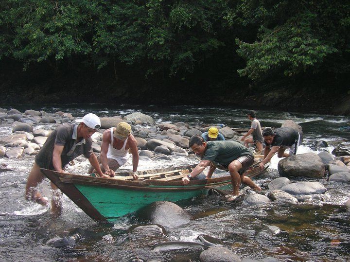 sungai masih jadi lalu lintas utama antar desa