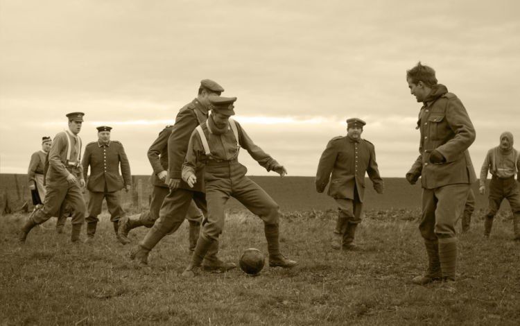 Pertandingan bola ini mendamaikan Inggris dan Jerman. Yah, walau sementara...