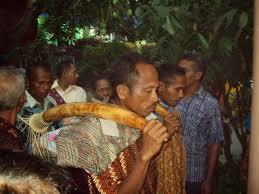 Mas Kawin Utama dalam Pernikahan Masyarakat Lamaholot Adalah Gading Berharga Ratusan Juta. Unik, Ya?