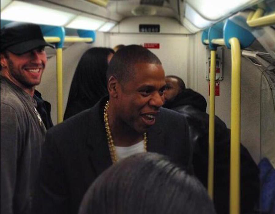 Jay Z sama Chris Martin saja naik KRL lho