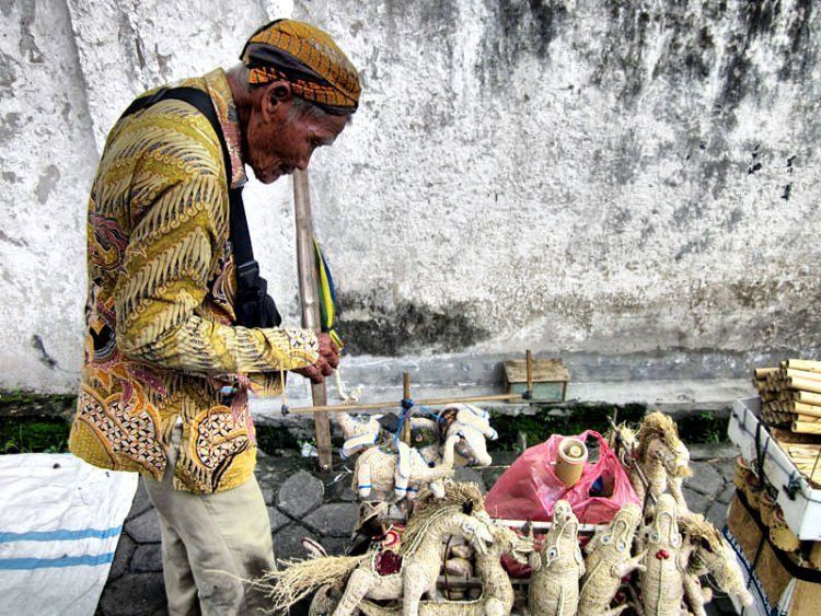 Seorang kakek berjualan mainan