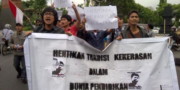 mahasiswa berdemo