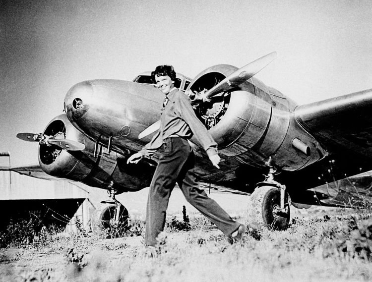 Amelia Earhart dan pesawatnya