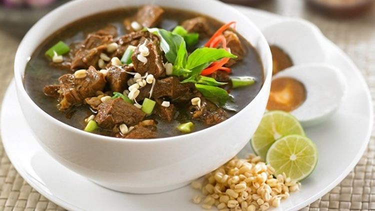 Daripada Kedinginan Mulu Karena Sering Hujan, Mending Cobain Resep Rawon Daging Ini, Yuk!