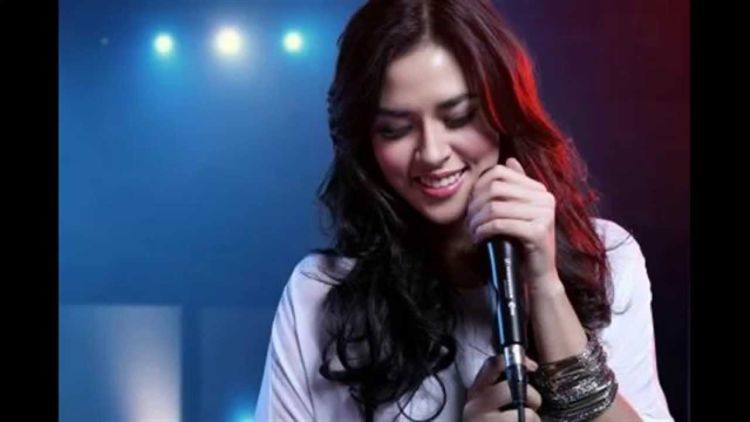 Senyummu Pas Dipotret Nggak Pernah Bagus? Coba Deh Pakai Trik Artis-Artis Cantik Ini Tersenyum Manis