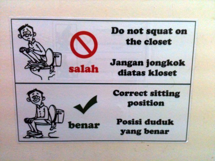 jongkok di toilet duduk