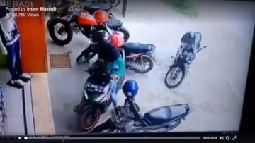 Video Paling Bikin Greget 2017: Cewek Berusaha Ngeluarin Motor dari Parkiran