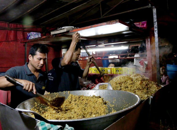 Seni memasak nasi goreng adalah seni mengolah makanan sisa