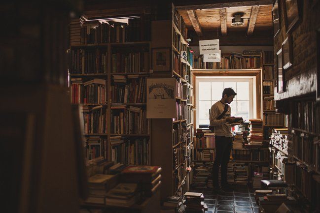 Dia yang asyik dengan buku-buku kesukaannya