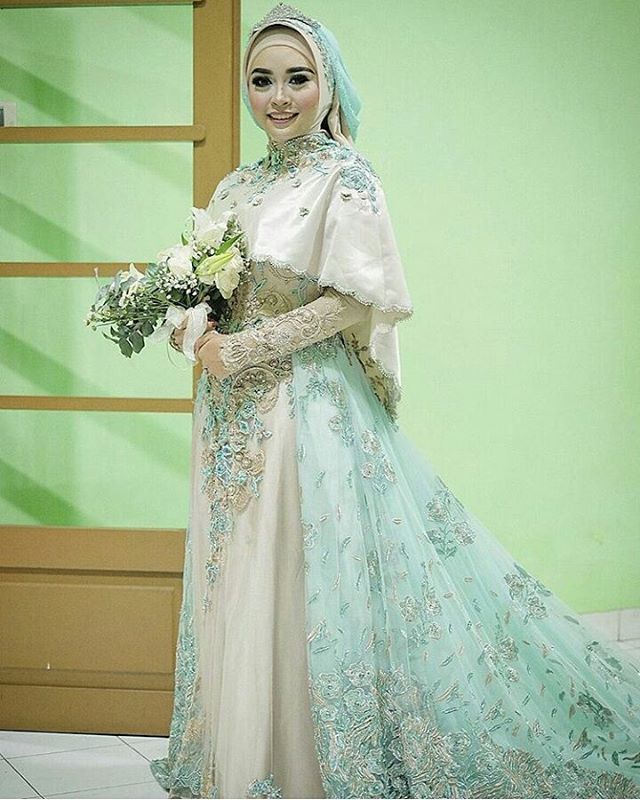 Tampil Trendi Nggak Harus Terbuka, 9 Inspirasi Kebaya Model Cape Menutup Dada Ini Layak Coba