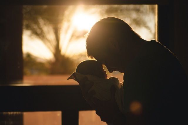 Bayi dalam gendongan seorang ayah