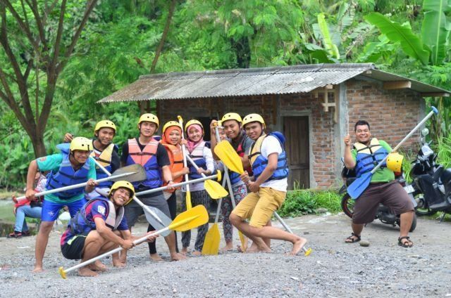 Keakraban bersama teman dan keluarga