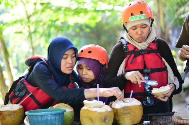 Kelapa muda setelah rafting di sungai Elo