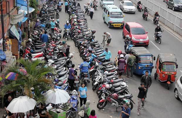 apa kamu sering sebel dengan parkir pinggir jalan macam ini?