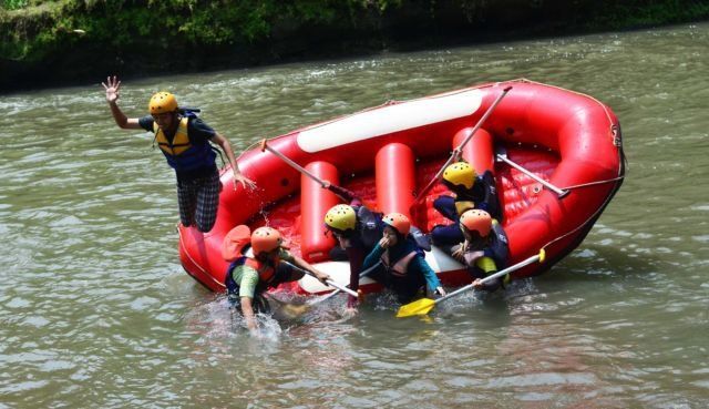 Permainan di tengah sungai Elo