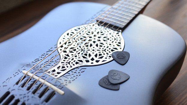 Memang bukan terbuat dari kayu, inilah gitar akustik hasil 3D printer pertama di dunia