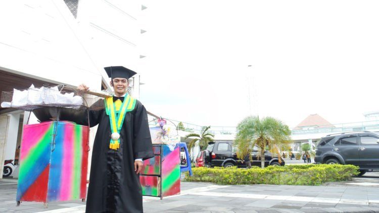 bawa dagangan saat wisuda