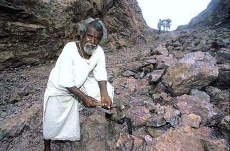 Manjhi membelah gunung