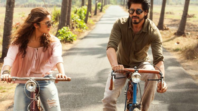 Penggemar Shahrukh Khan Siap-Siap Ngiler. Rentetan Cerita Film Dear Zindagi Bakal Bikin Baper!