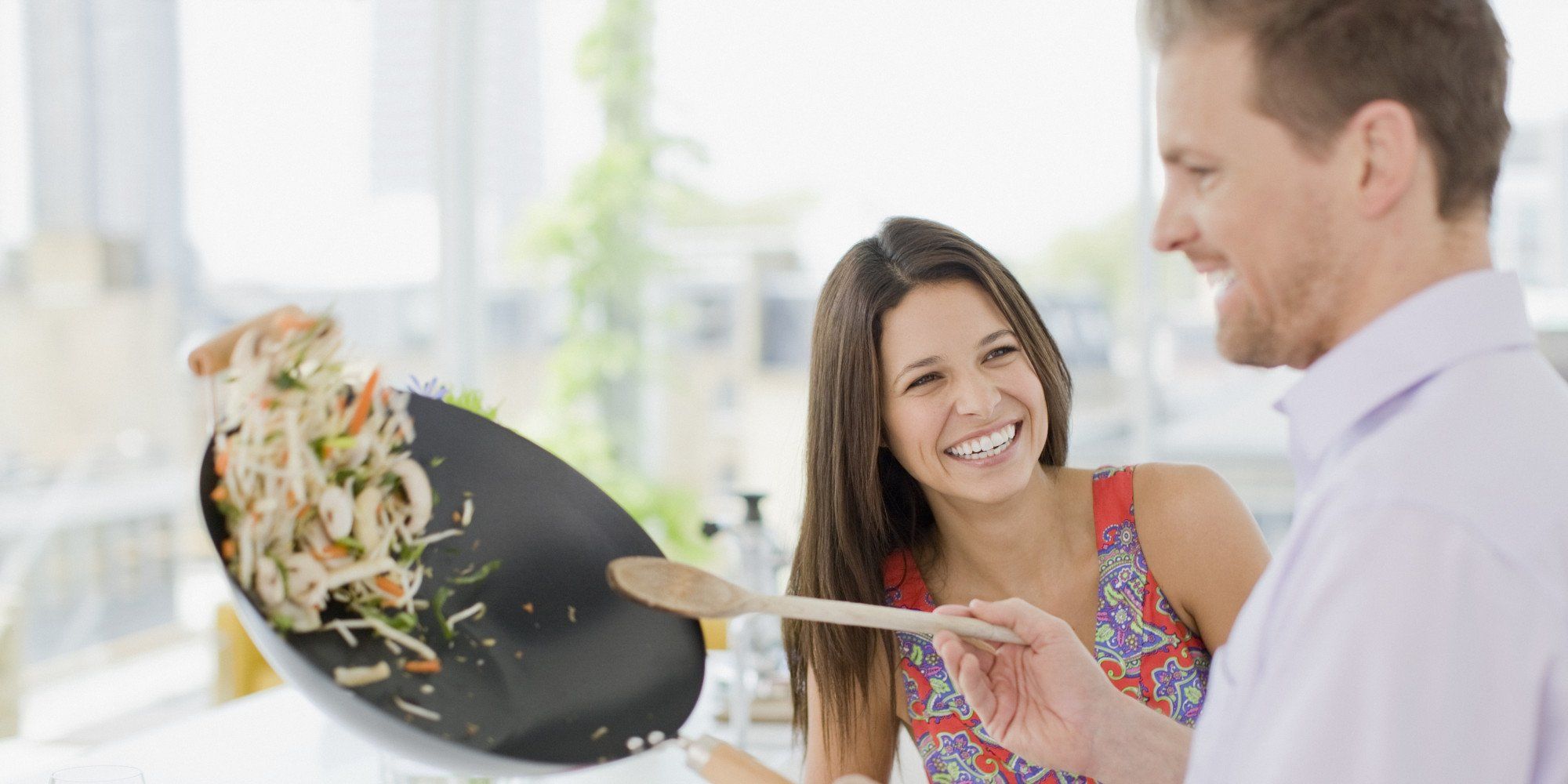 Mulai Dari Memasak Hingga Urusan Karier, 5 Hal Ini Tak Bisa Lagi Didapatkan Cowok dari Cewek Modern