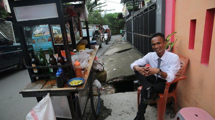 Tukang Bakso Boleh Juga Dong Pakai Baju Kantoran, Toh Mas Rinto Ingin Baksonya Lebih Tampak Terjamin