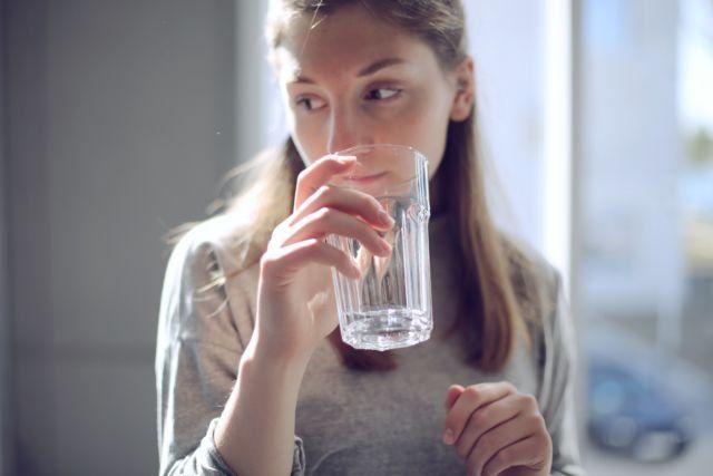 Jangan lupa yang satu ini, ya; minum banyak air putih