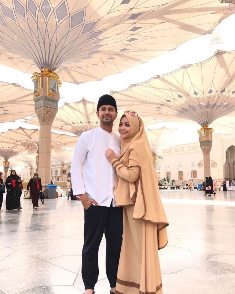 Bahagianya Raffi-Nagita Bisa Umrah Sekeluarga, Berkesan 