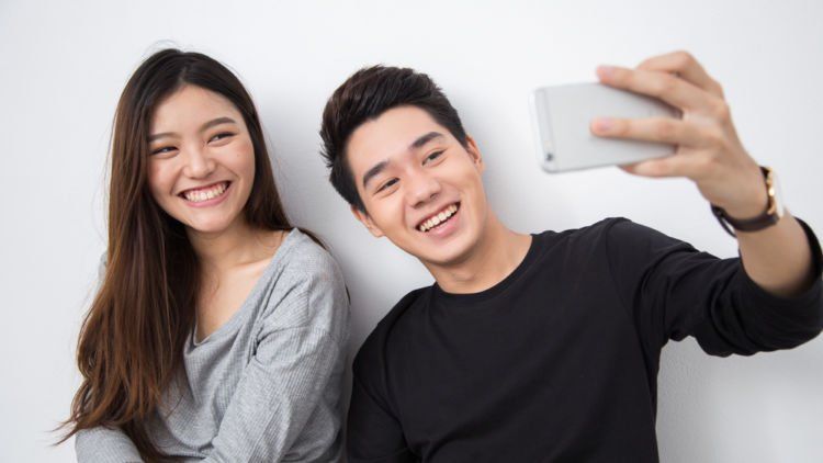 Kami Bisa Menebak Masa Depanmu Bersama Pacar dari Smartphone Pilihan Kalian