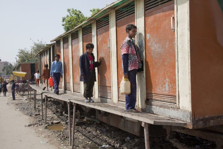 Keluarga dibayar untuk pakai toilet umum