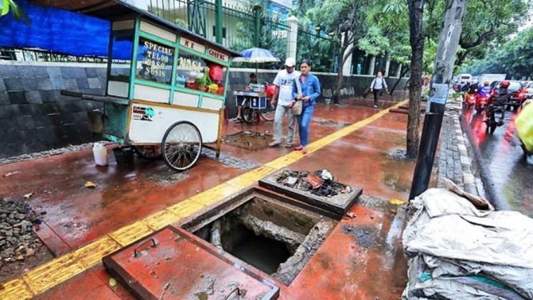 14 Potret Susahnya Jadi Pejalan Kaki di Indonesia. Pantas Macet, Soalnya Nggak Ada yang Mau Jalan