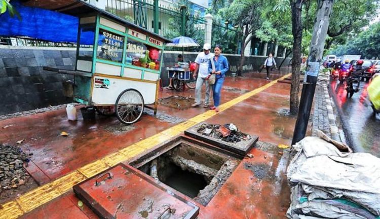 Awas ada jebakan betmen di trotoar