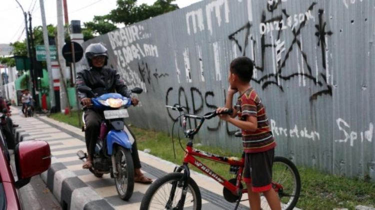 Daffa, anak kecil yang berani tertibkan trotoar