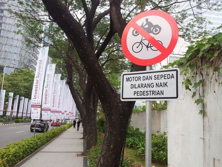 Trotoar di kawasan SCBD, Jakarta selatan via Edo Rusyanto