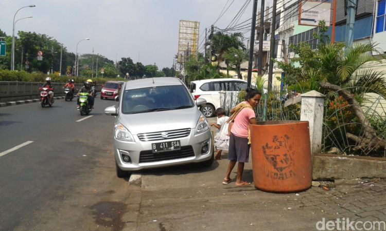 Yaaa, parkir aja. Kita masih bisa terbang kok 