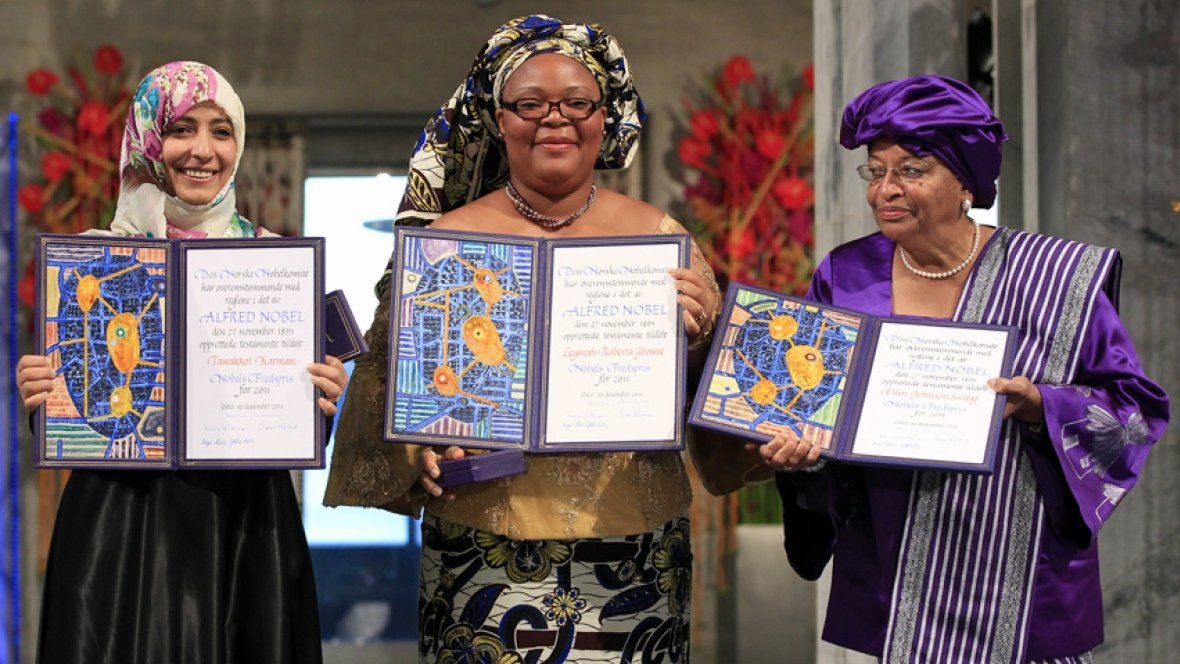 Ellen Johnson Sirleaf saat menerima Nobel perdamaian 2011 lalu bersama kompatriotnya.