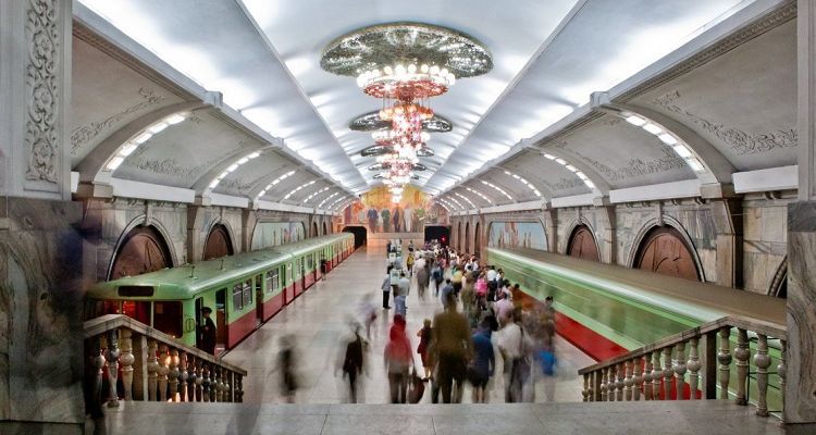 Penuh Ornamen dan Lampu Gantung Mewah, Ini 10 Foto Kemegahan Stasiun Metro Rusia dan Korea Utara