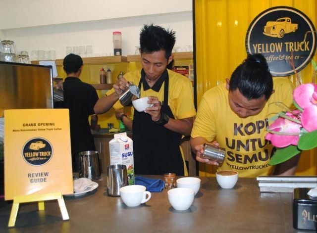 Petugas Yellow Truck Coffee Solo tengah meracik kopi yang dipesan pelanggan