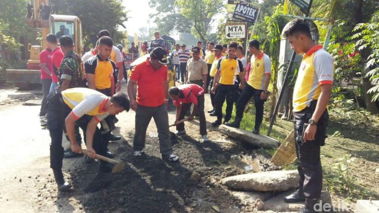 Perjuangan Mbah Sadiyo, Pemulung yang Bertahun-tahun Menambal Jalan yang Berlubang. Bikin Terharu dan Malu!