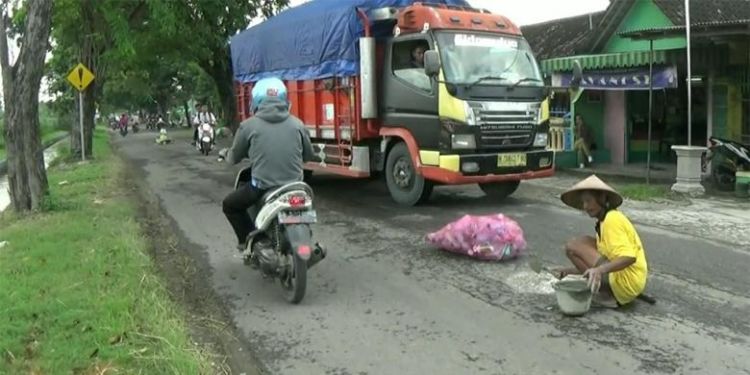 Perjuangan Mbah Sadiyo, Pemulung yang Bertahun-tahun Menambal Jalan yang Berlubang. Bikin Terharu dan Malu!